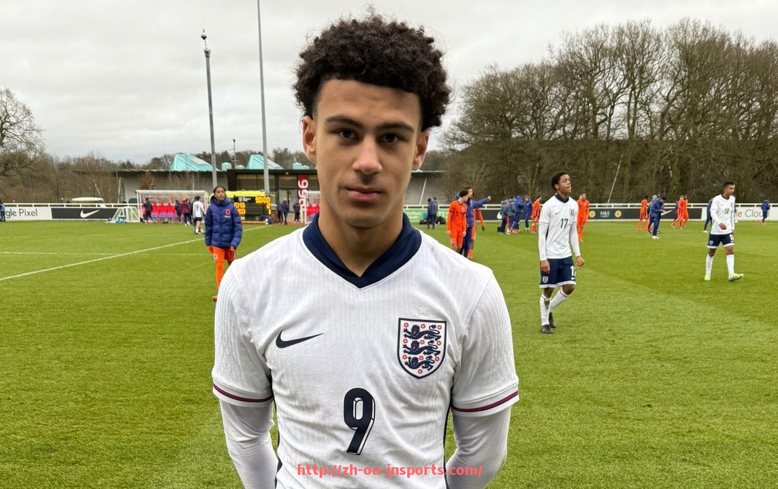 JN江南体育-世俱杯历届主裁判评分与争议判罚分析报告